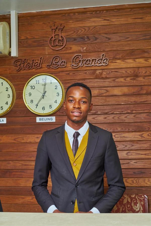 La Grande Hotel Kampala Buitenkant foto