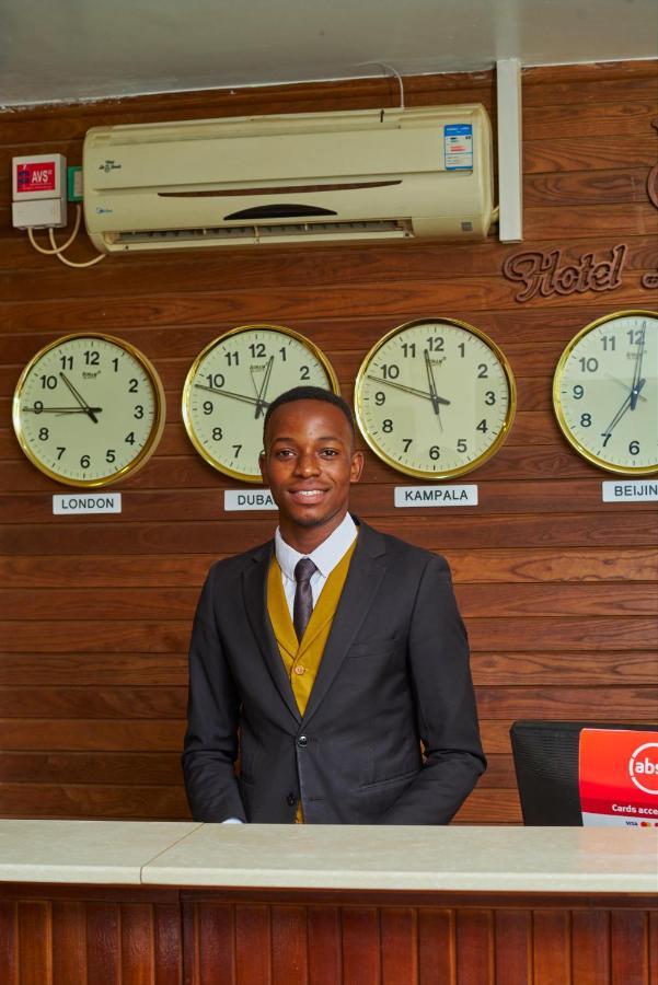La Grande Hotel Kampala Buitenkant foto