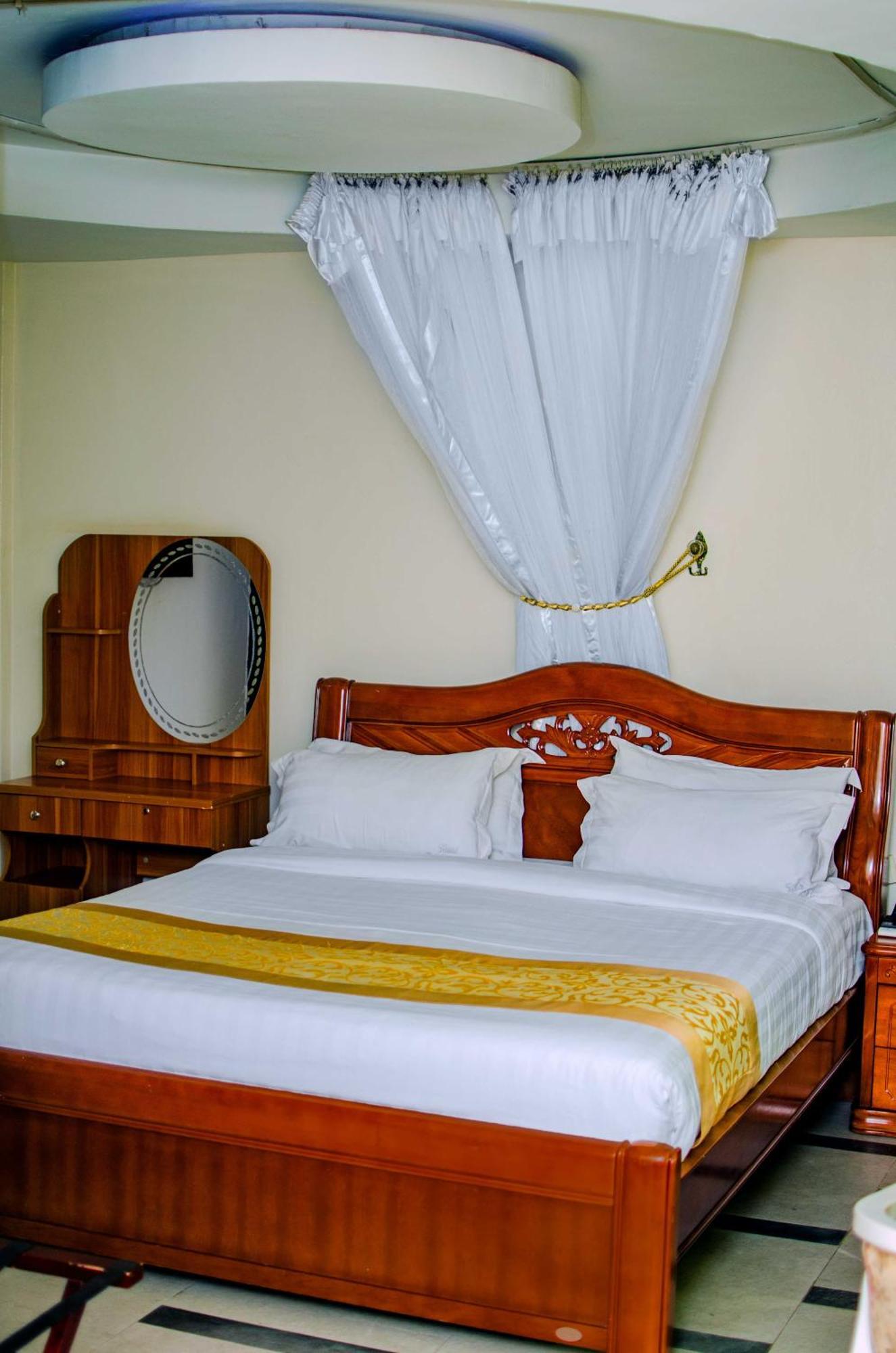 La Grande Hotel Kampala Buitenkant foto