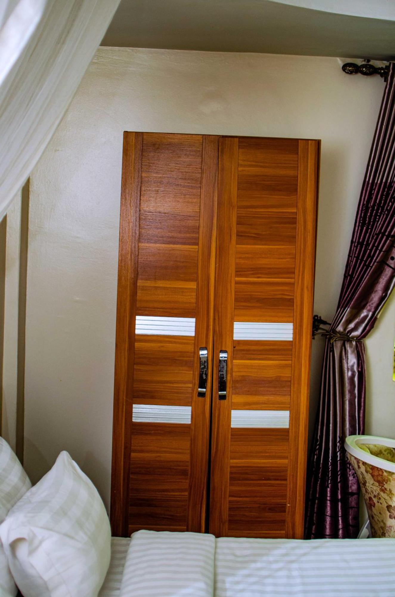 La Grande Hotel Kampala Buitenkant foto