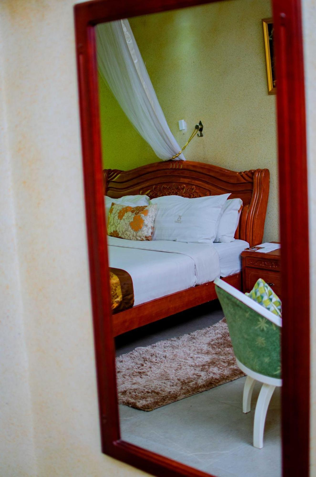 La Grande Hotel Kampala Buitenkant foto