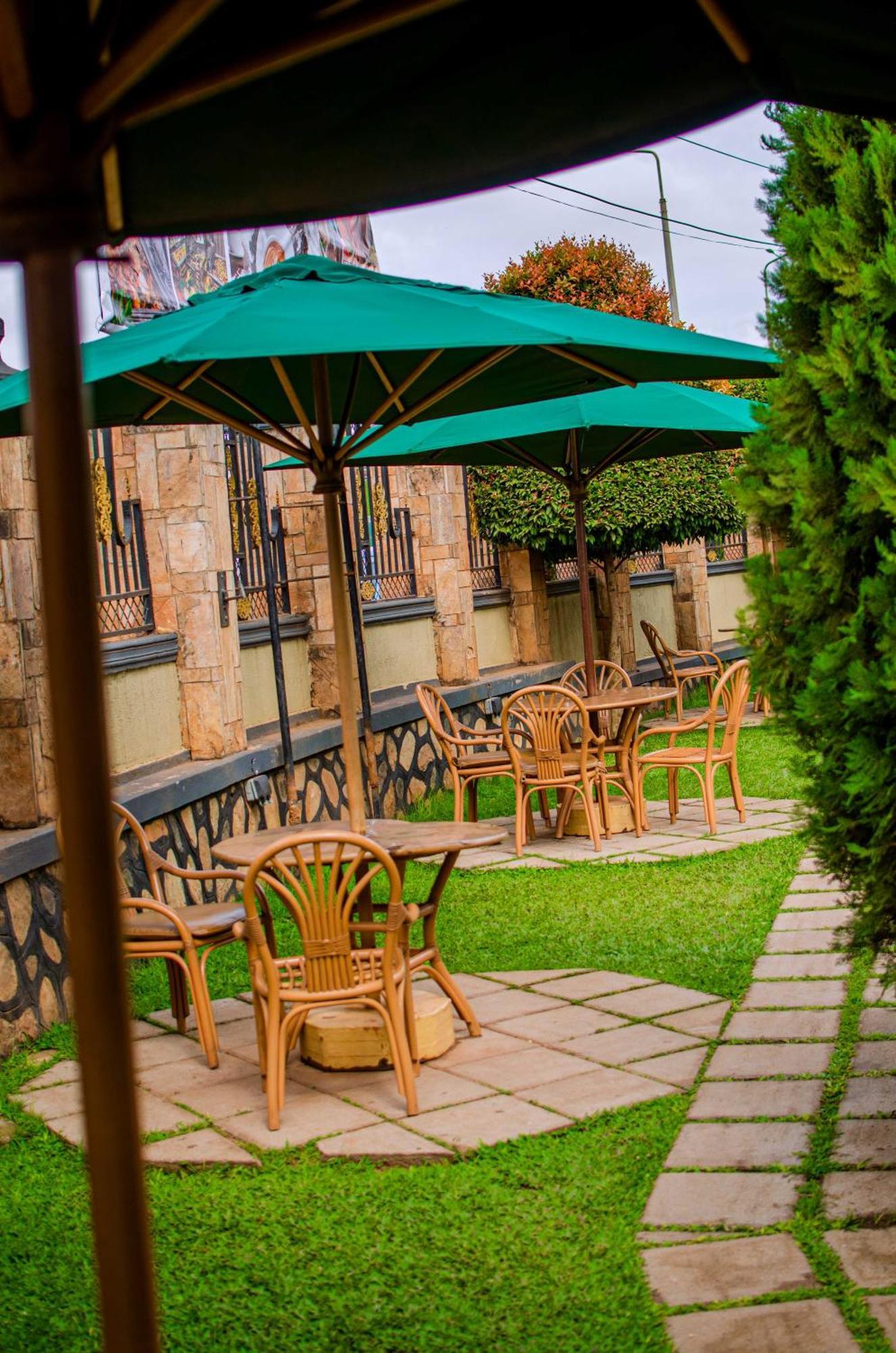 La Grande Hotel Kampala Buitenkant foto