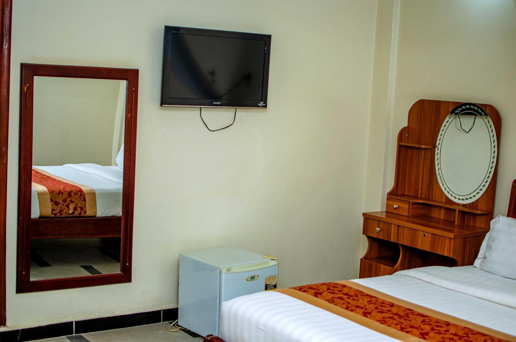 La Grande Hotel Kampala Buitenkant foto