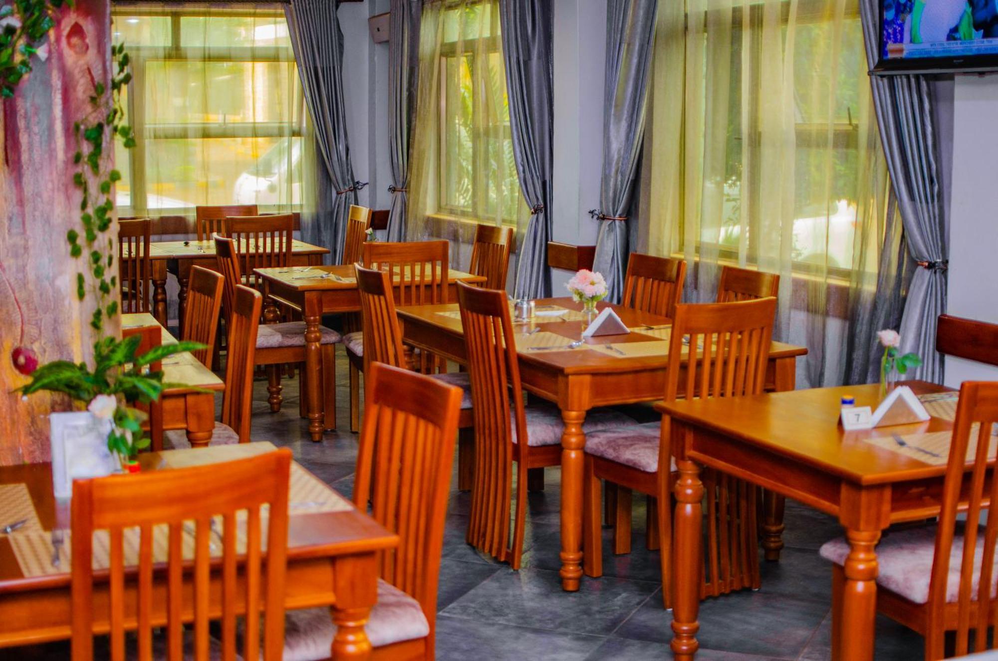 La Grande Hotel Kampala Buitenkant foto