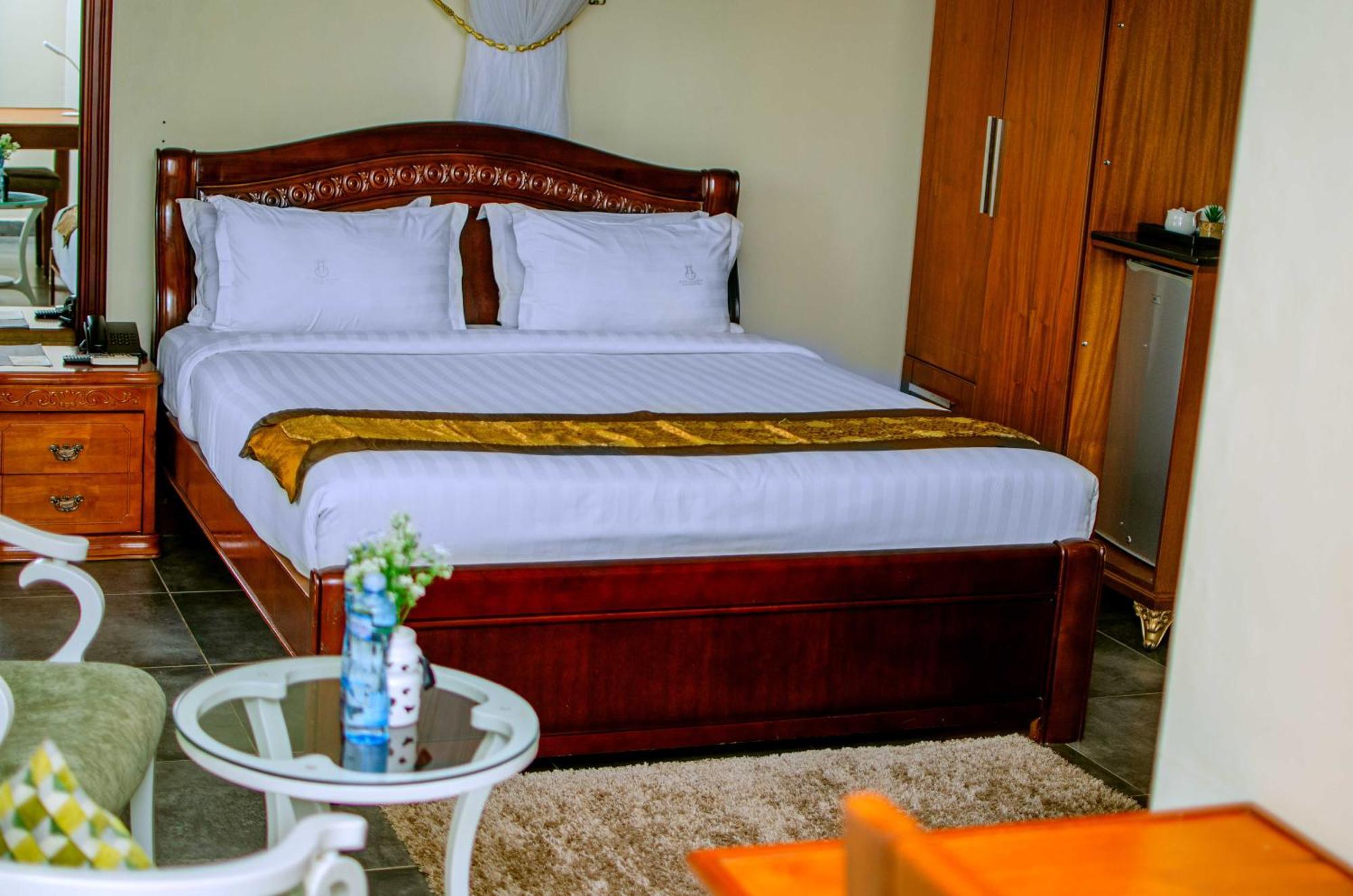 La Grande Hotel Kampala Buitenkant foto
