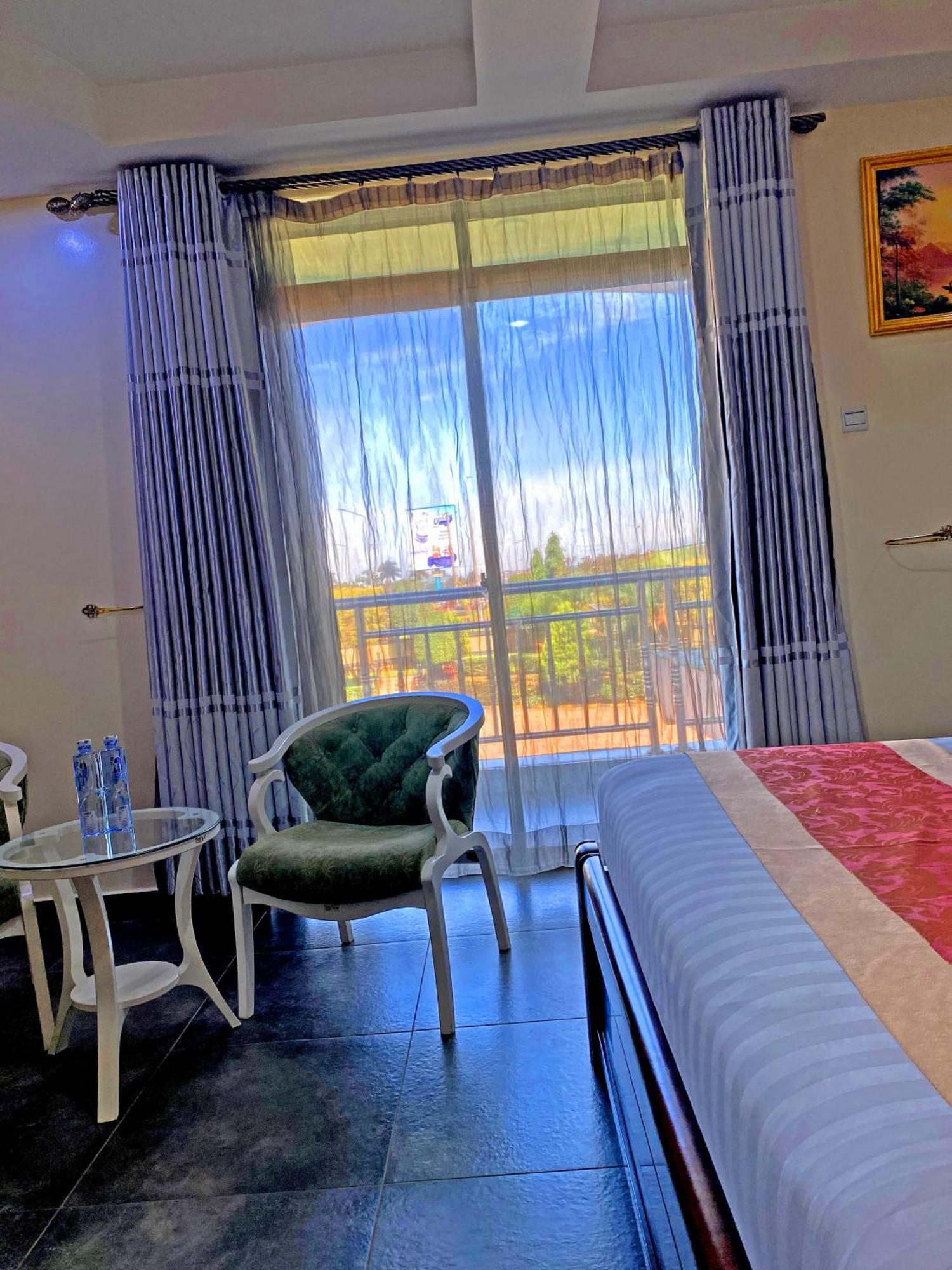 La Grande Hotel Kampala Buitenkant foto