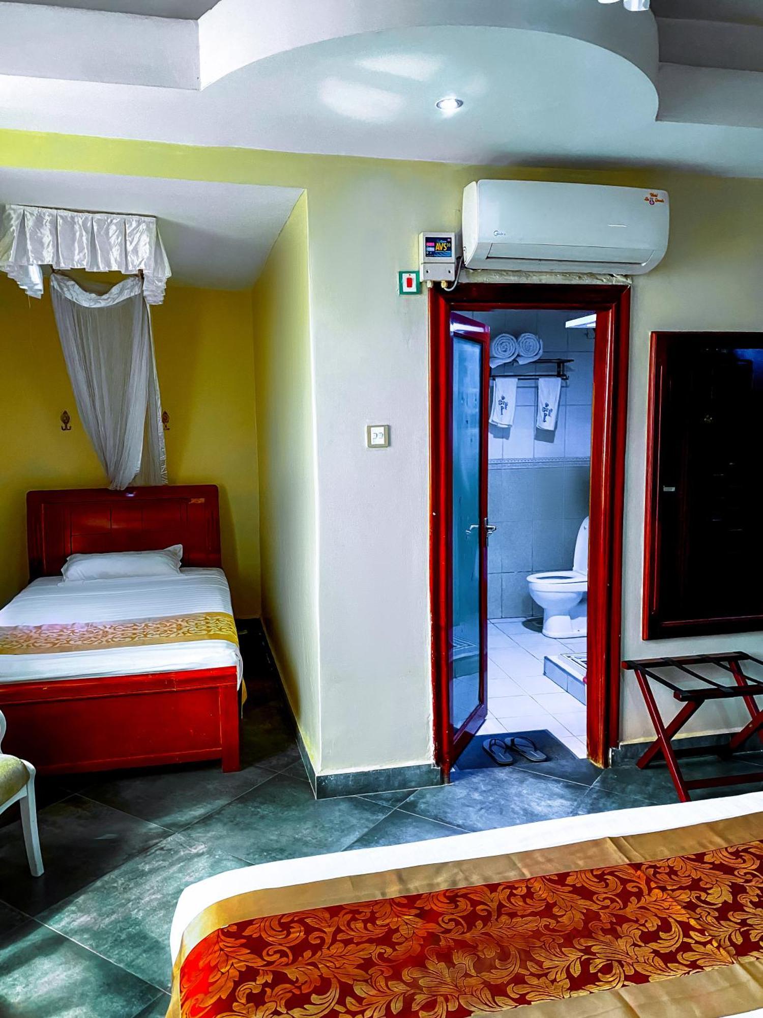 La Grande Hotel Kampala Buitenkant foto